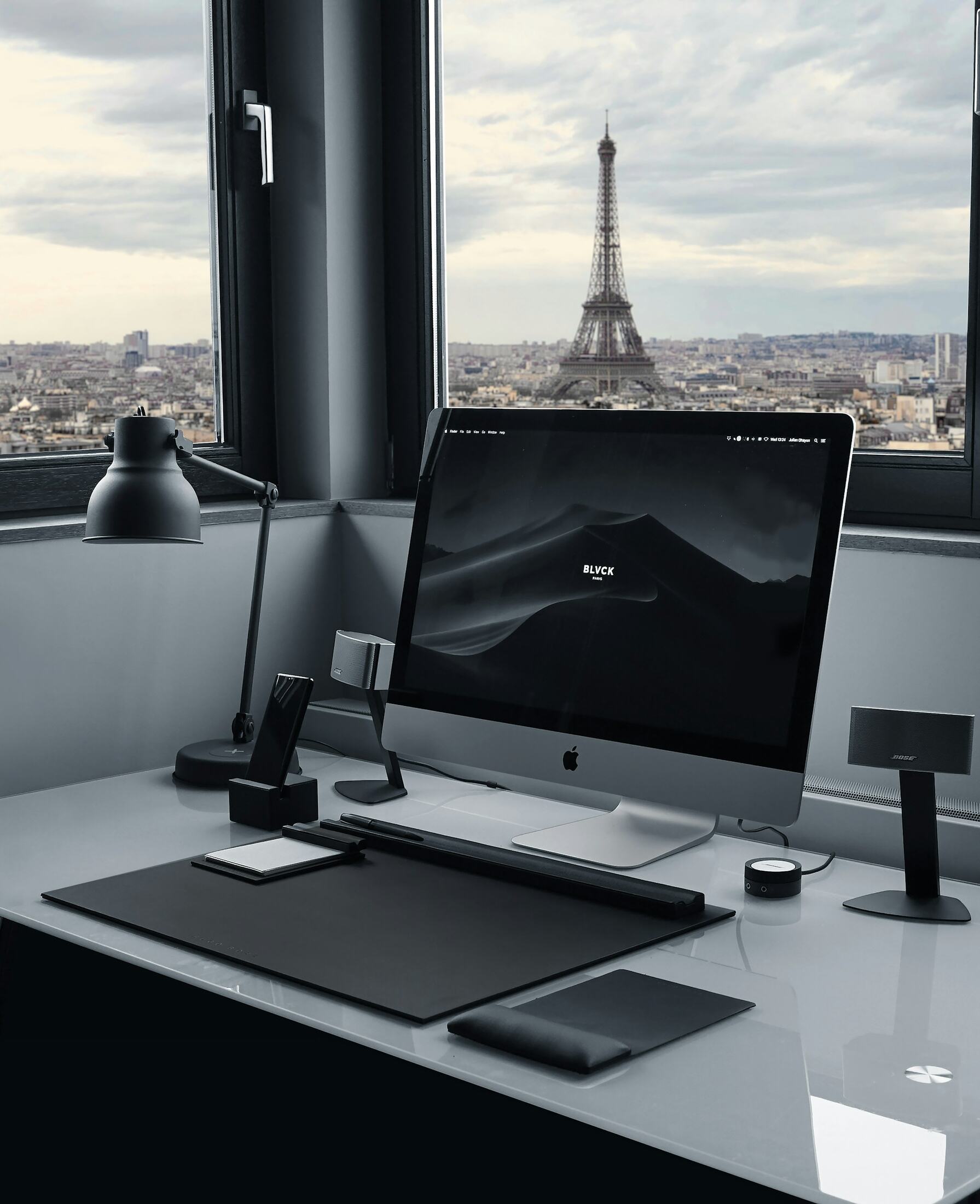 Computadora con sitio web alojado en un servidor rápido